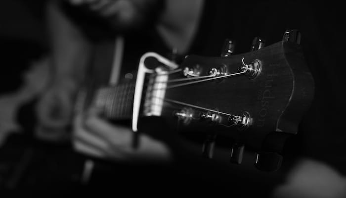 Picture of a guitar capo